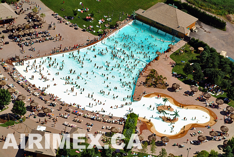 Se rafraîchir dans une immense piscine à vagues après toutes ces aventures exotiques près des lions, tigres, girafes ...     du Zoo à Granby     